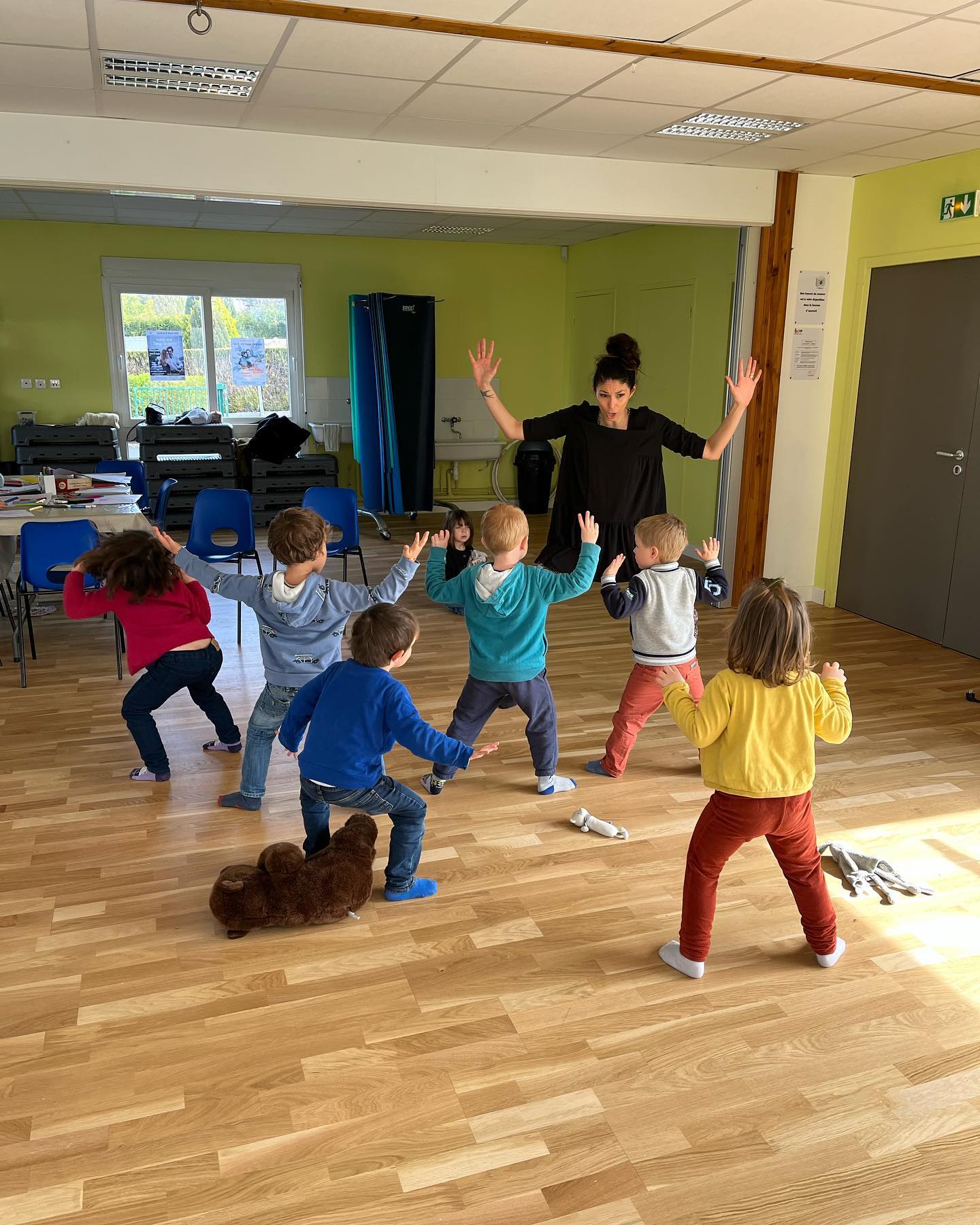 Animation du foyer du mercredi avec une animatrice et des enfants à La Fabrik